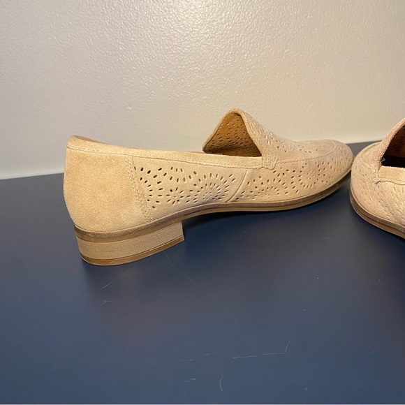 Clarks Women's Trish Calla Loafers US 7 M Sand Beige Closed Toe Small Heel - Picture 8 of 11